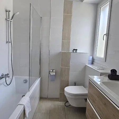 Cannes, Sea View, Access, 3-bedroom Apartment, 100 M2, 3 Bathrooms, Sleeps 6, 100 Meters From